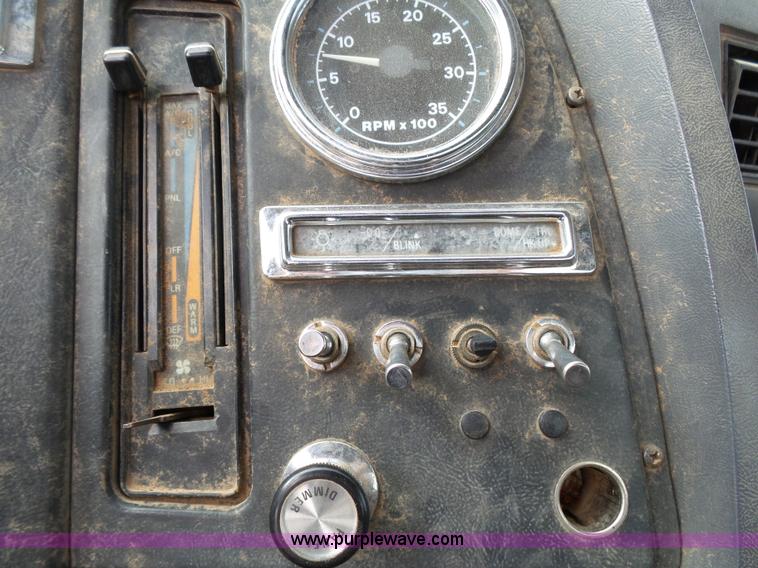 image for item K1166 1993 Ford LNT8000 semi truck