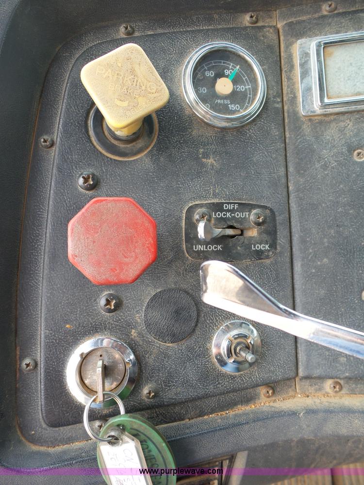 image for item K1166 1993 Ford LNT8000 semi truck