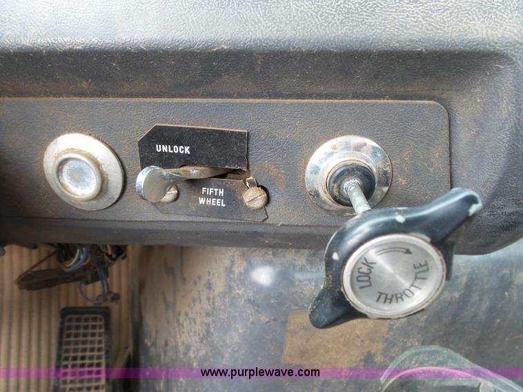 image for item K1166 1993 Ford LNT8000 semi truck