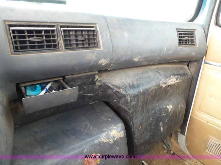 image for item K1166 1993 Ford LNT8000 semi truck