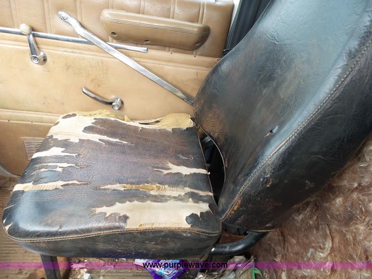 image for item K1166 1993 Ford LNT8000 semi truck