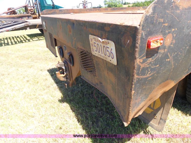 image for item K3116 2000 Ford F650 flatbed truck