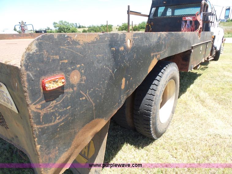 image for item K3116 2000 Ford F650 flatbed truck