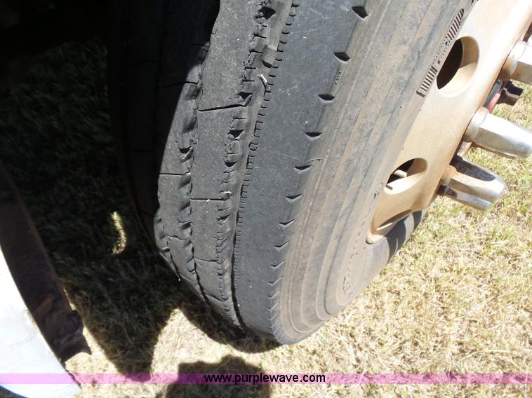 image for item K3116 2000 Ford F650 flatbed truck