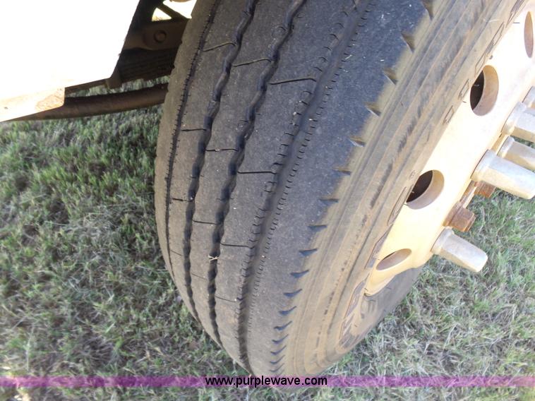 image for item K3116 2000 Ford F650 flatbed truck