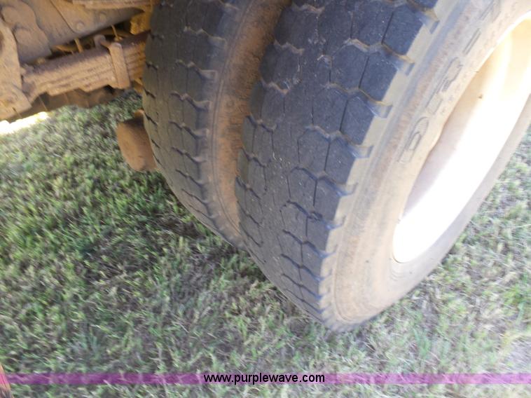 image for item K3116 2000 Ford F650 flatbed truck