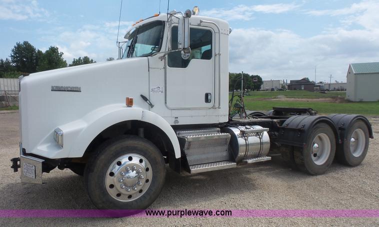 image for item K4743 2009 Kenworth T800 semi truck