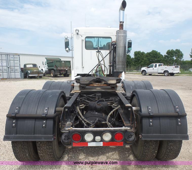 image for item K4743 2009 Kenworth T800 semi truck