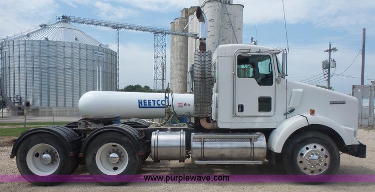 image for item K4743 2009 Kenworth T800 semi truck