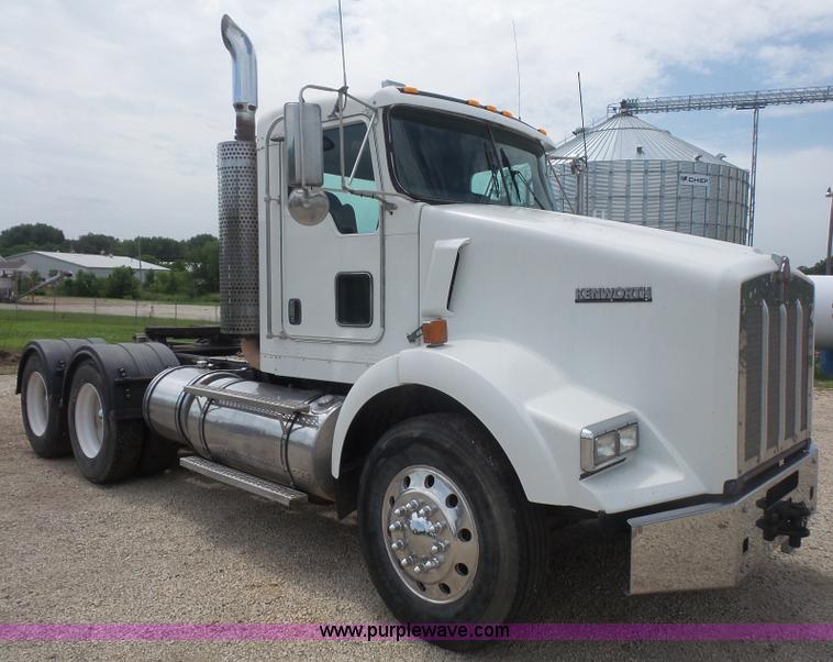 image for item K4743 2009 Kenworth T800 semi truck
