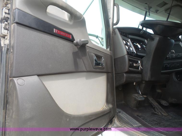 image for item K4743 2009 Kenworth T800 semi truck