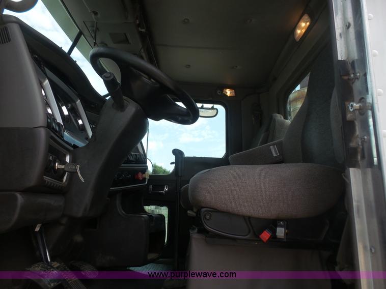 image for item K4743 2009 Kenworth T800 semi truck