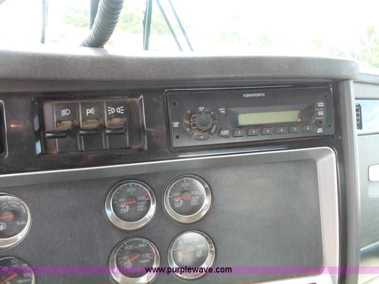 image for item K4743 2009 Kenworth T800 semi truck
