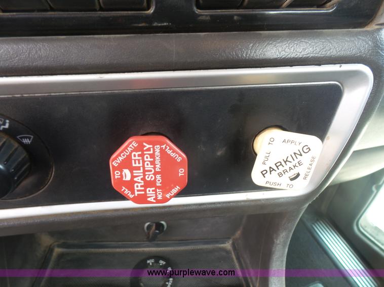 image for item K4743 2009 Kenworth T800 semi truck