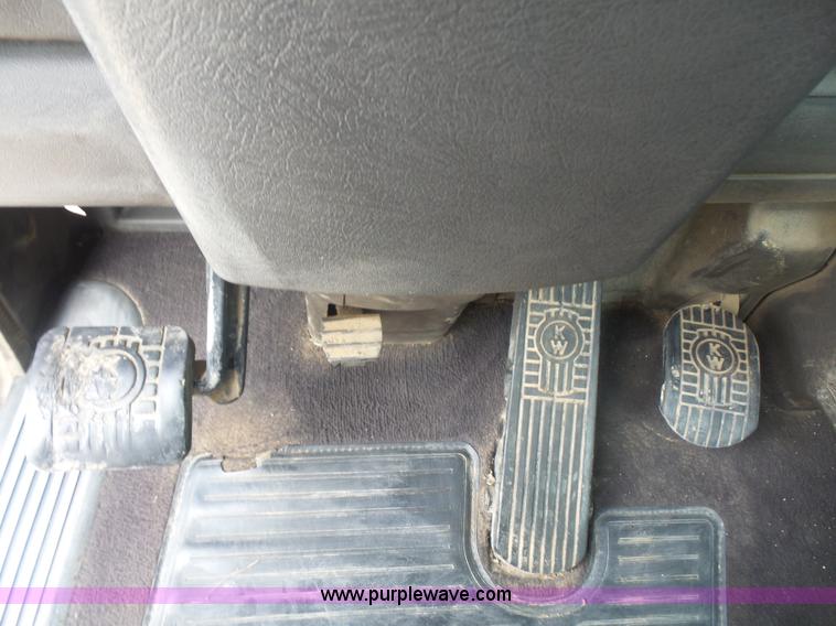 image for item K4743 2009 Kenworth T800 semi truck