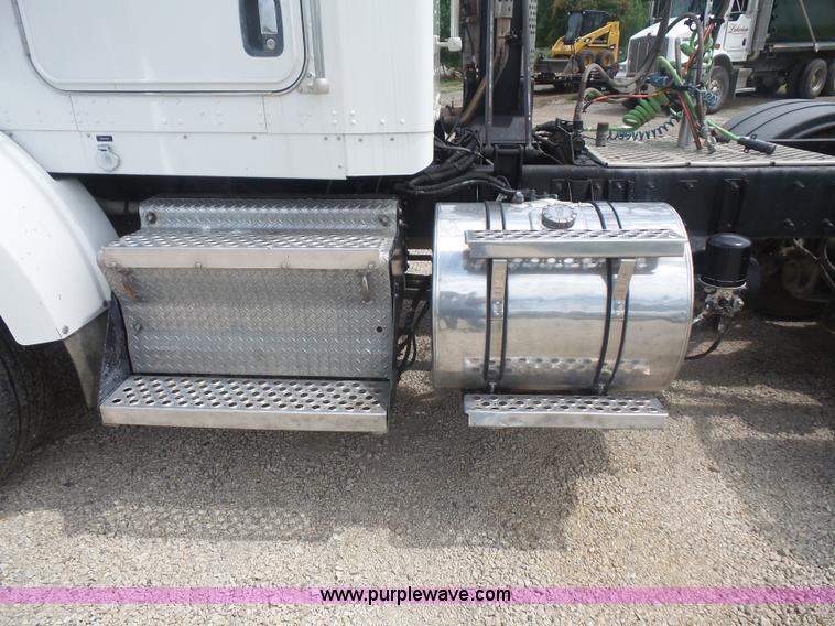 image for item K4743 2009 Kenworth T800 semi truck