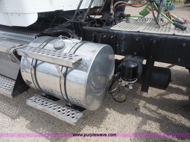 image for item K4743 2009 Kenworth T800 semi truck