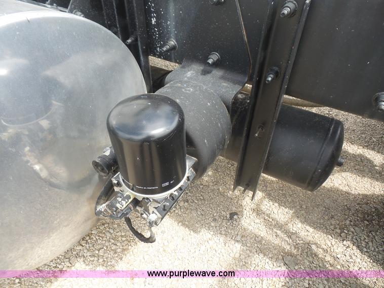 image for item K4743 2009 Kenworth T800 semi truck