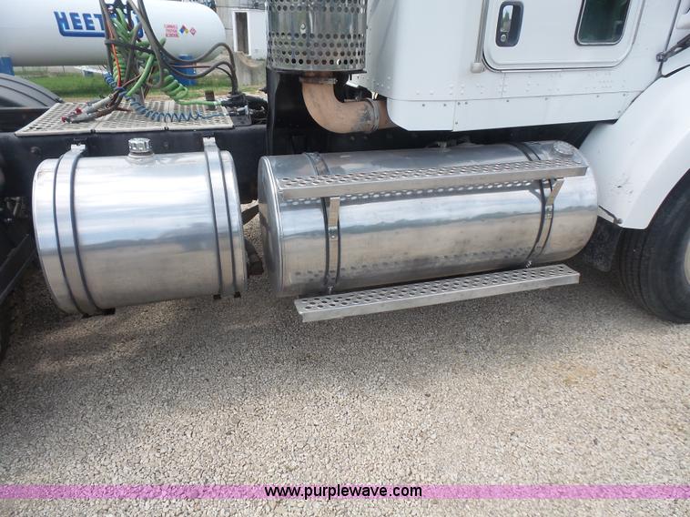 image for item K4743 2009 Kenworth T800 semi truck