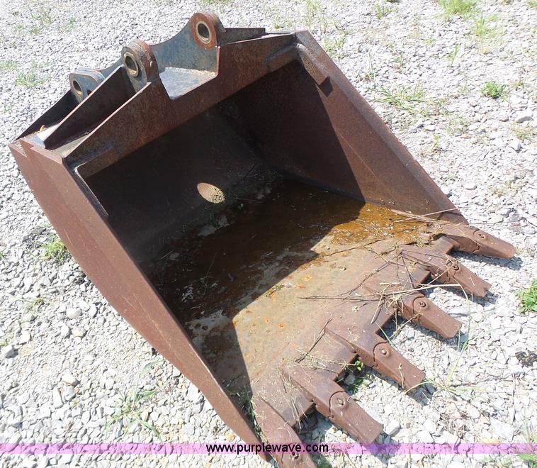 New Holland backhoe bucket in Hannibal, MO Item K5733 sold Purple Wave