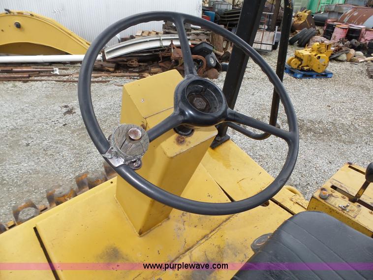 image for item K8446 1988 Caterpillar CP553 single drum pad foot compactor