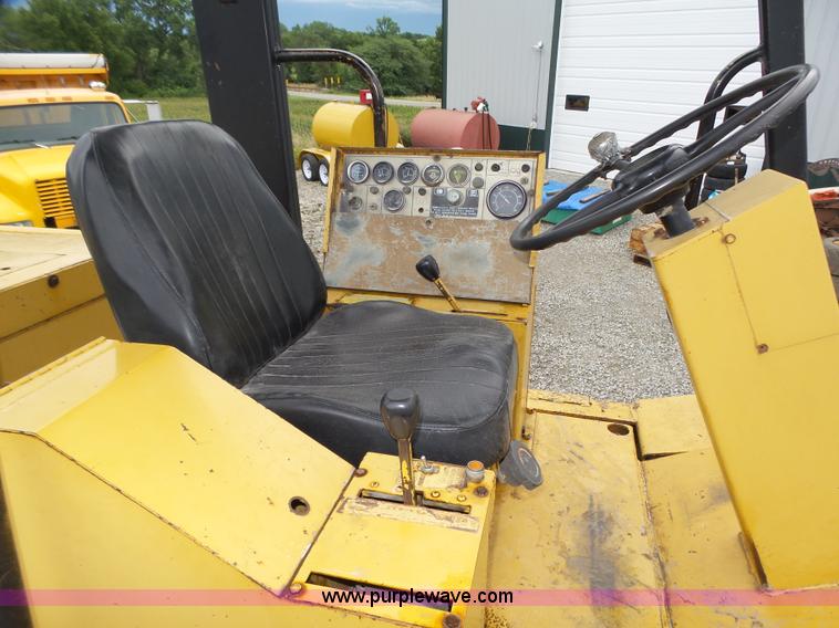 image for item K8446 1988 Caterpillar CP553 single drum pad foot compactor