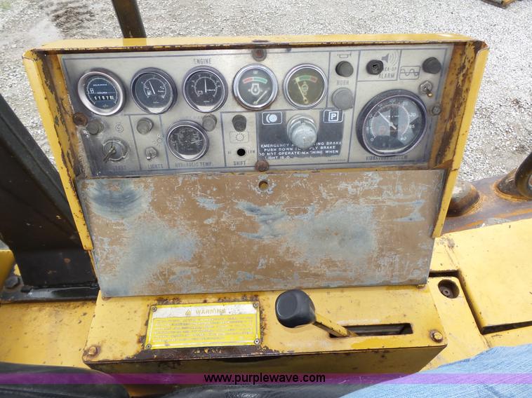 image for item K8446 1988 Caterpillar CP553 single drum pad foot compactor