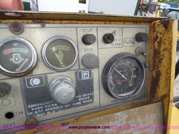 image for item K8446 1988 Caterpillar CP553 single drum pad foot compactor