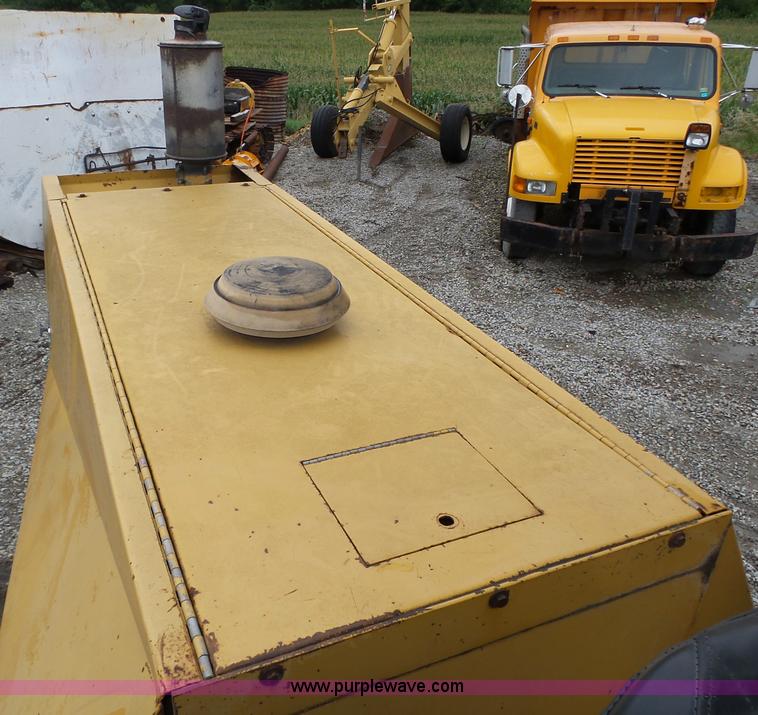 image for item K8446 1988 Caterpillar CP553 single drum pad foot compactor