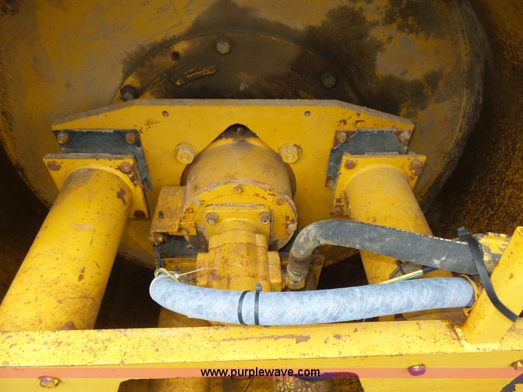 image for item K8446 1988 Caterpillar CP553 single drum pad foot compactor