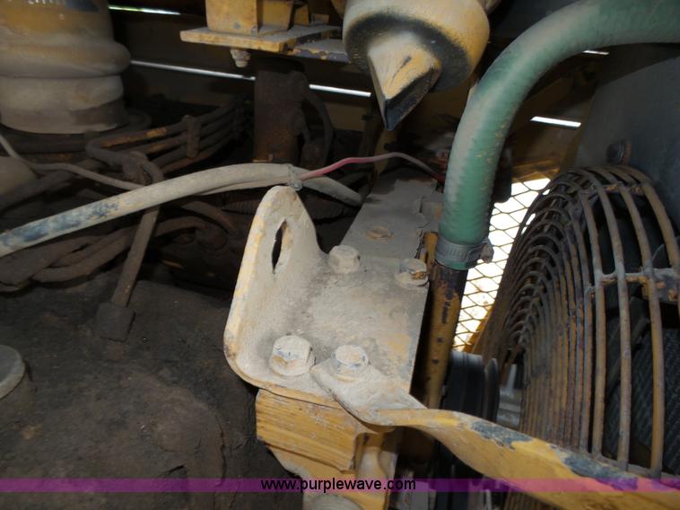 image for item K8446 1988 Caterpillar CP553 single drum pad foot compactor