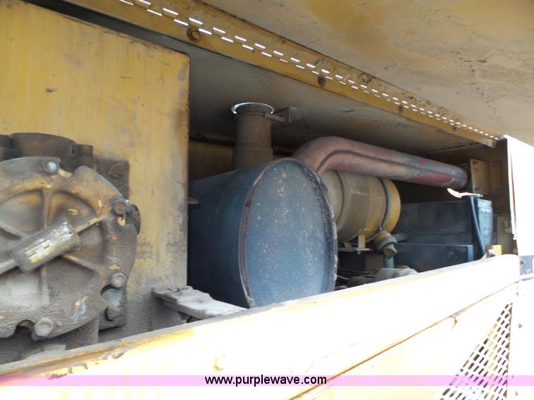 image for item K8446 1988 Caterpillar CP553 single drum pad foot compactor