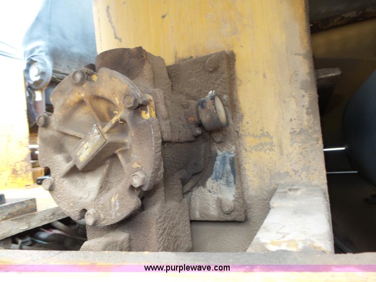 image for item K8446 1988 Caterpillar CP553 single drum pad foot compactor