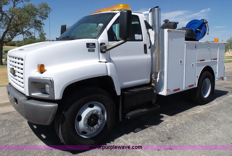 image for item L6604 2005 Chevrolet C7500 service truck