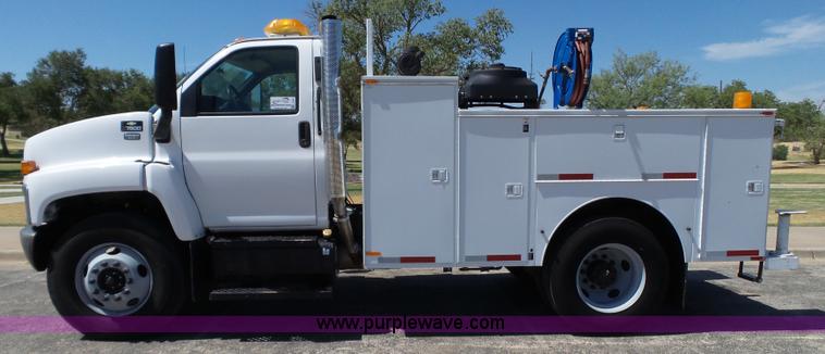 image for item L6604 2005 Chevrolet C7500 service truck