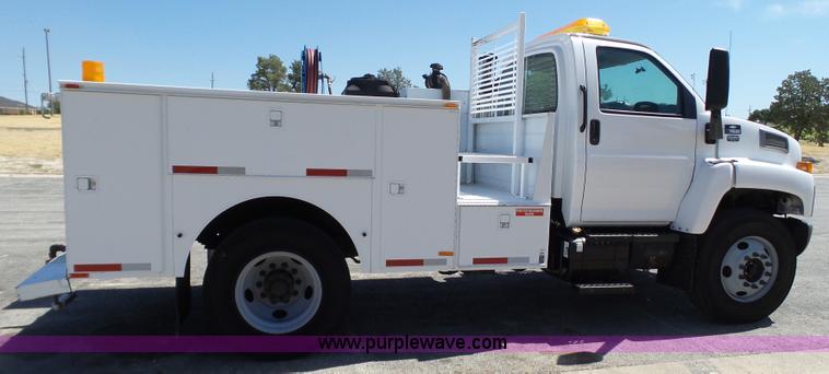 image for item L6604 2005 Chevrolet C7500 service truck