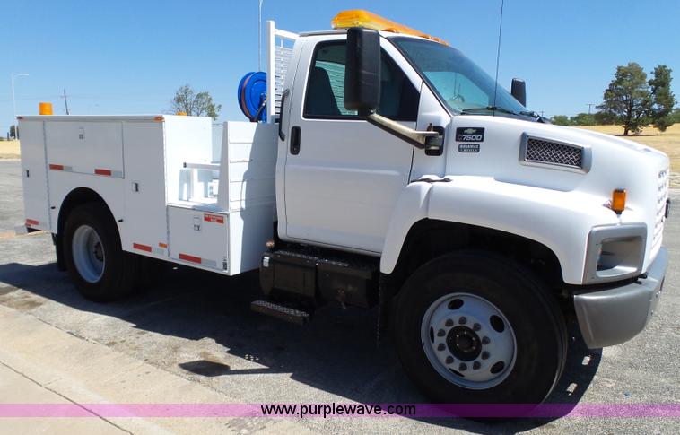image for item L6604 2005 Chevrolet C7500 service truck