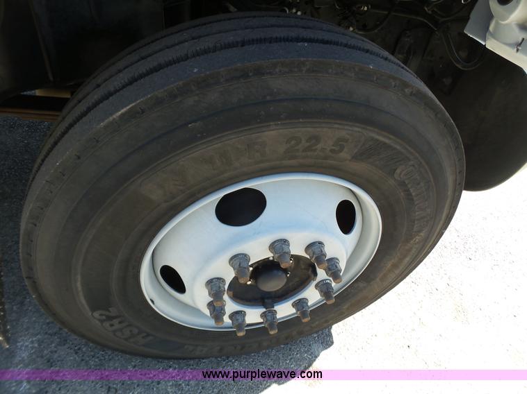 image for item L6604 2005 Chevrolet C7500 service truck