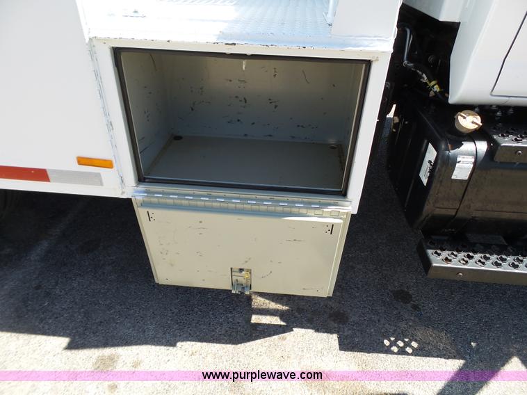 image for item L6604 2005 Chevrolet C7500 service truck