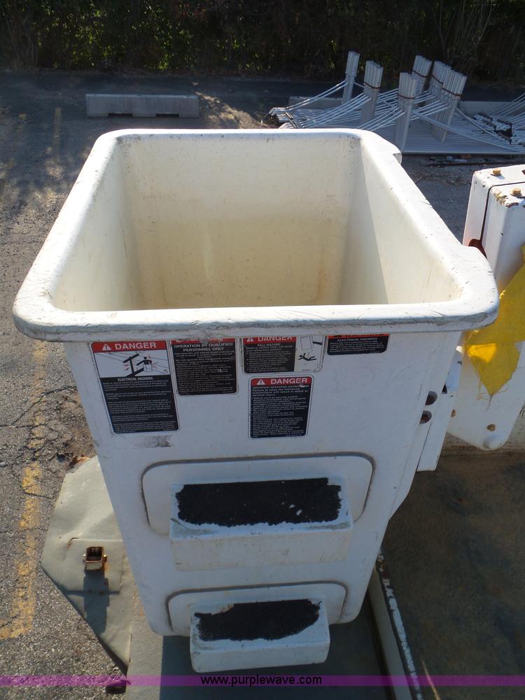 image for item L6885 2002 International 4700 bucket truck