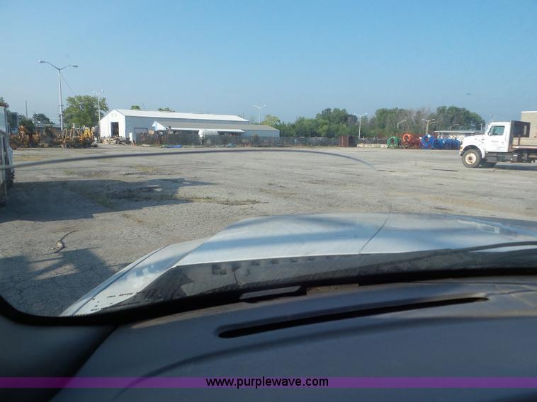 image for item L6887 2000 Ford F550 Super Duty flatbed truck