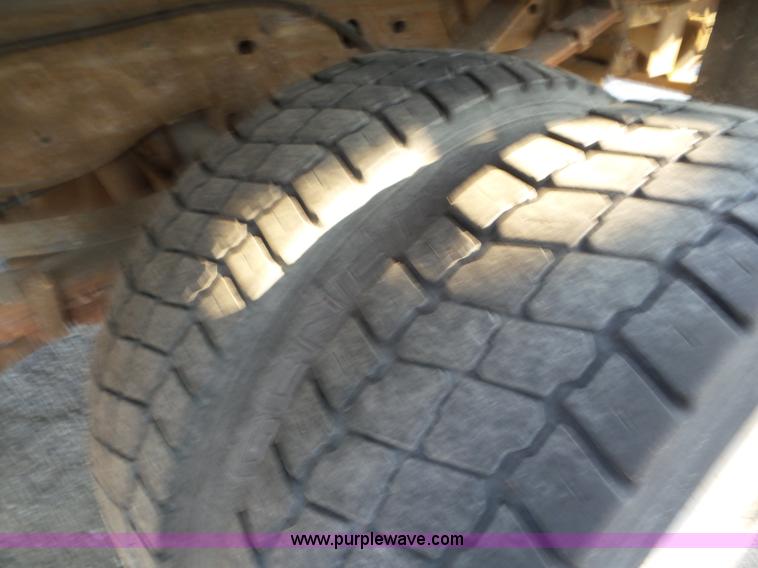 image for item L6887 2000 Ford F550 Super Duty flatbed truck