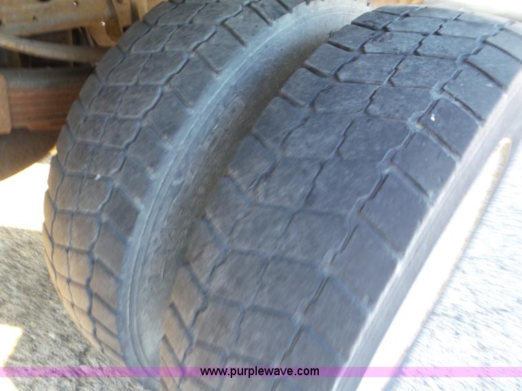 image for item L6887 2000 Ford F550 Super Duty flatbed truck