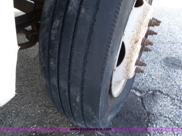 image for item L6887 2000 Ford F550 Super Duty flatbed truck