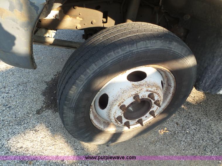 image for item L6887 2000 Ford F550 Super Duty flatbed truck