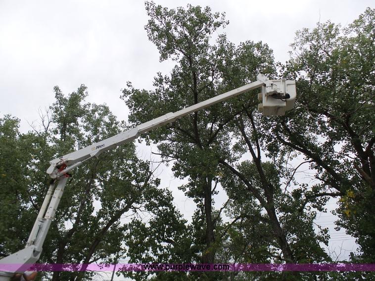 image for item L7092 2009 GMC C5500 bucket truck