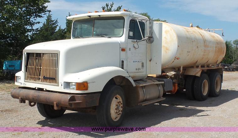 image for item K7007 1995 International 9200 tank truck