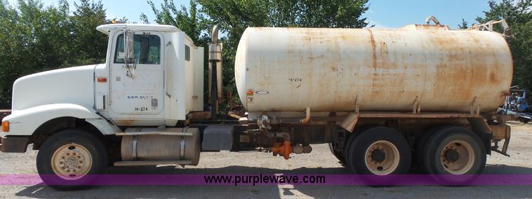 image for item K7007 1995 International 9200 tank truck