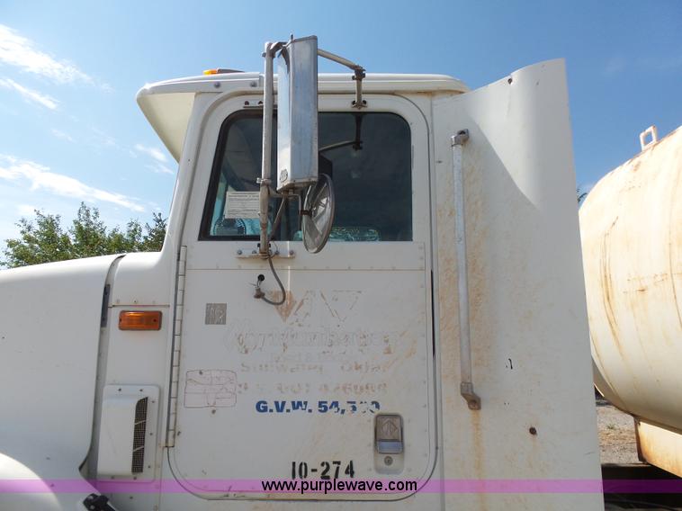 image for item K7007 1995 International 9200 tank truck