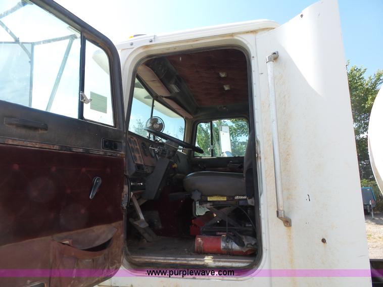 image for item K7007 1995 International 9200 tank truck